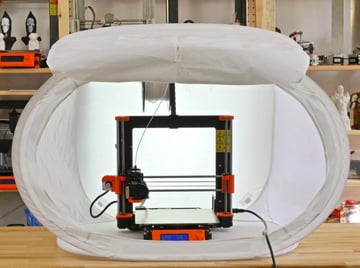 Namiot do studia fotograficznego używany jako obudowa drukarki 3D.