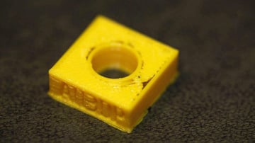 Wydruk 3D wykazujący niewielkie problemy z drukowaniem.