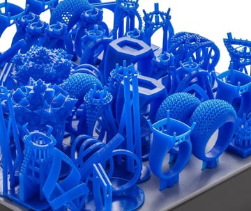 Popularną techniką jest wydrukowanie biżuterii 3D w żywicy w celu utworzenia formy.