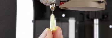 Upewnij się, że dysza dużej drukarki 3D jest czysta, aby włókno nie zatykało się i nie zbijało.