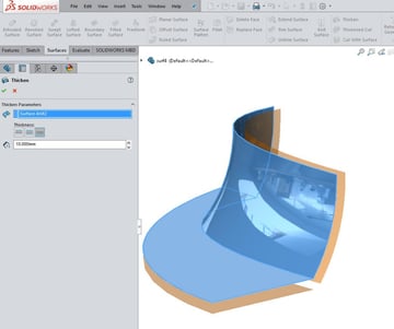 W SolidWorks można tworzyć złożone powierzchnie na modelu.