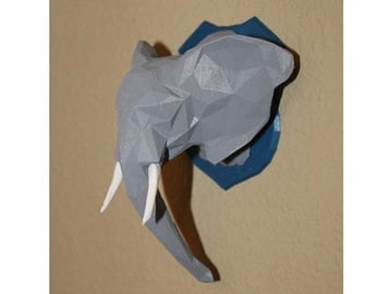 Malowane low-poly trofeum słonia.