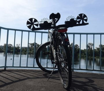 Ta niesamowita maszyna do bąbelków zamontowana na rowerze jest idealna na letni dzień