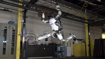 Atlas Atlas z Boston Dynamics prezentuje swoje umiejętności gimnastyczne