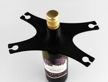 Unikalny i kreatywny sposób na trzymanie kieliszków do wina