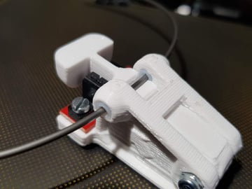 Dla nieco większego wyzwania, ten wieloczęściowy czujnik filamentu może obsługiwać przezroczysty filament