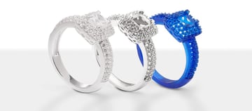Zarówno proces projektowania biżuterii, jak i produkcja biżuterii do użytku końcowego zyskały dzięki drukowi 3D