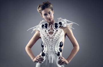 Dzięki wydrukowanym w 3D częściom i mikrokontrolerom ta sukienka jest naprawdę FashionTech!