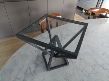 Ten stolik kawowy jest zarówno funkcjonalny, jak i piękny dzięki niezwykłemu designowi