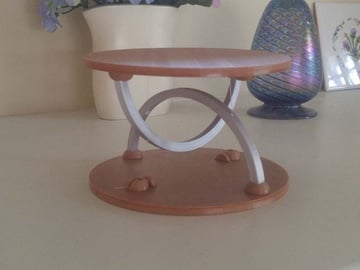 Ten stół wygląda schludnie z drewnem i metalem PLA