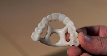 Model dentystyczny wydrukowany przez drukarkę 3D Systems