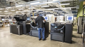 Ogromna hala produkcyjna Protolabs maszyn do druku 3D