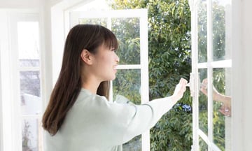 Otwarcie okna może obniżyć poziom LZO i cząsteczek z drukowania