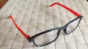 Ta para oprawek okularów wykorzystuje kawałek filamentu do zawiasów