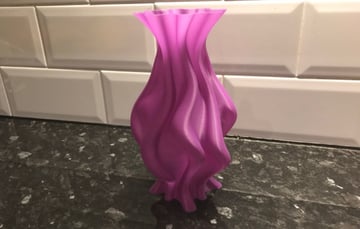 Nieregularny kształt tego wazonu wygląda fajnie