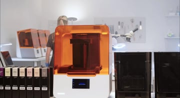Stomatologiczna drukarka SLA firmy Formlabs w warsztacie z wieloma drukarkami