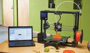 Posiadanie sprzętu, takiego jak drukarka 3D lub wycinarka laserowa, ułatwia wytwarzanie własnych części