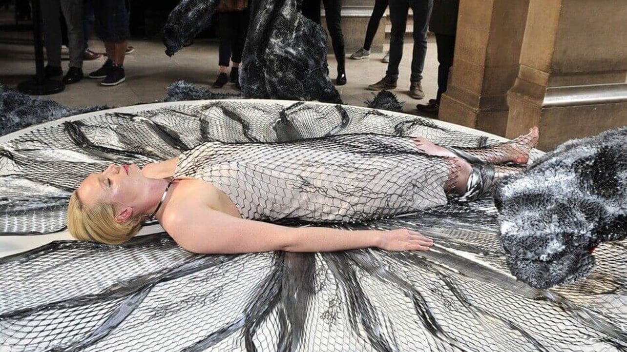 Featured image of Game of Thrones Actress lies Prone for 3D Printed Dress