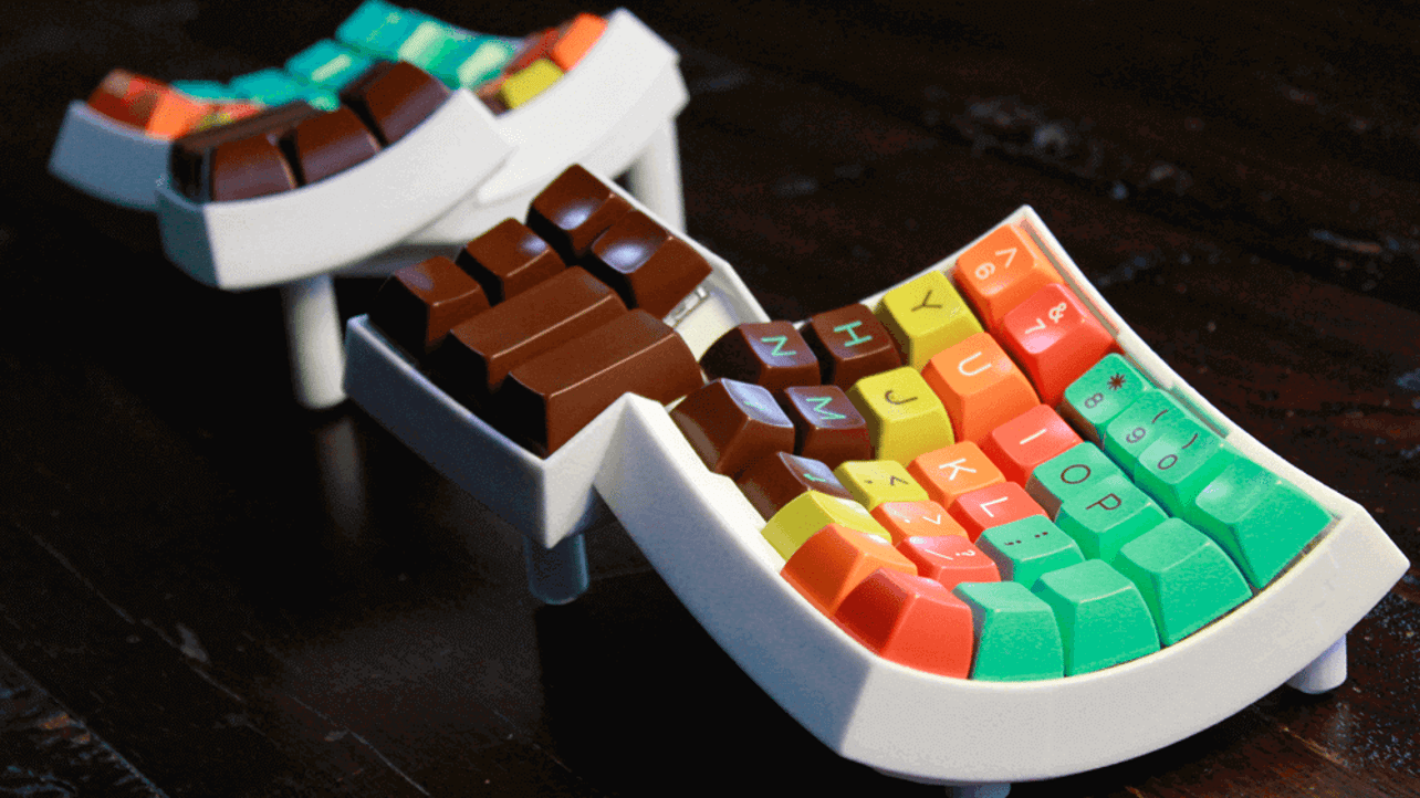 Featured image of Funky 3D Printed Dactyl Keyboard is Kinda Handy