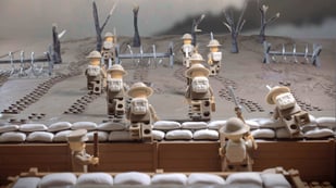 Featured image of Minifig Battlefields recreate WWI Trenches with LEGO and 3D Printing