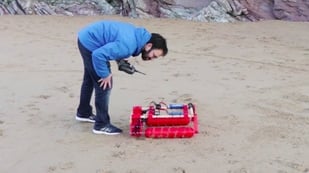 Featured image of YouTuber 3D Prints and Tests a Screw Drive RC Tank