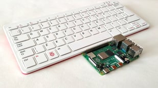 Featured image of Raspberry Pi 400 vs Raspberry Pi 4: The Differences
