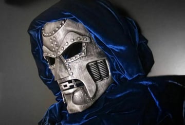 Una máscara de Dr. Doom impresa en 3D, lista para la convención