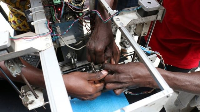 Featured image of Start-up in Togo Creates 3D Printers From E-Waste