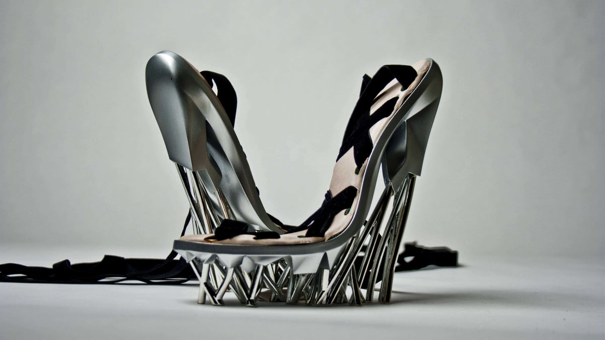 Bryan Oknyansk was the first designer to offer a customized 3D printed shoe online store. Experimentally he also created a desgin for Vogue Italy 3D printed in metal (©Bryan Oknyansky)