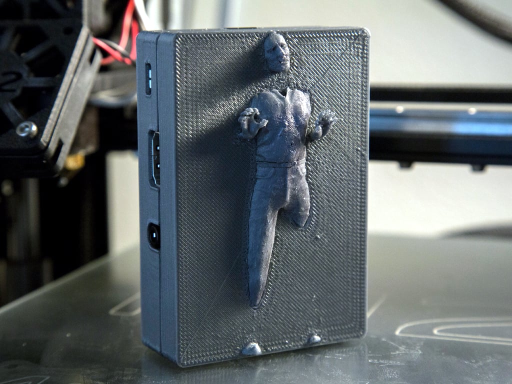 Imagen de Carcasa Raspberry Pi 3 personalizada para imprimir en 3D: Han Solo congelado en carbonita