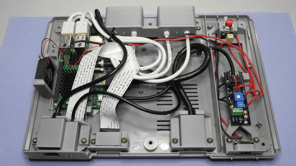 Photo de Boîtier RetroPie: PlayStation avec un Raspberry Pi 3 (console pour émulateur retrogaming)