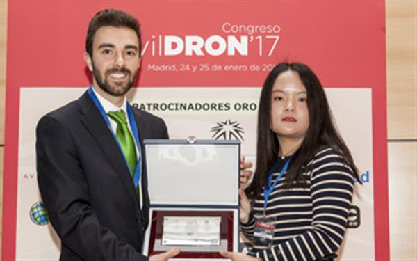 The UrbanBees team receives its award at CivilDRON 2017