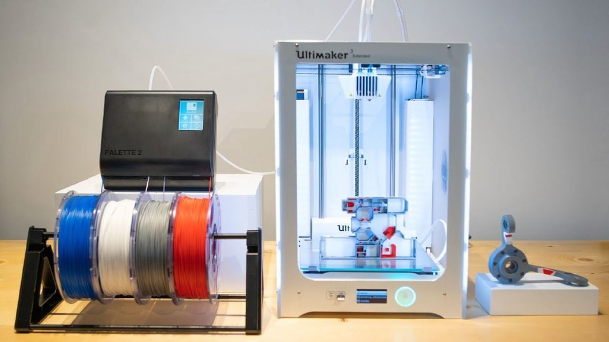 The Ultimaker 3 Extended working with the Palette 2 Pro.