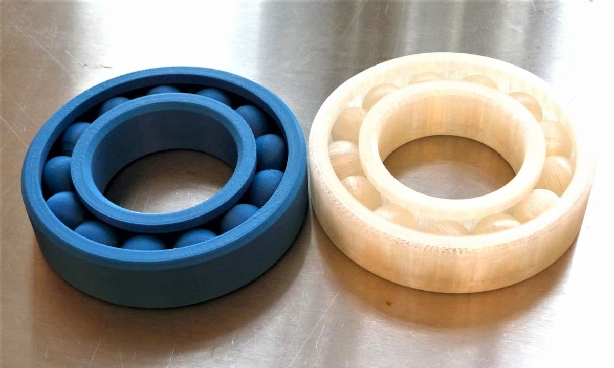 A standard, 3D printed ball bearing