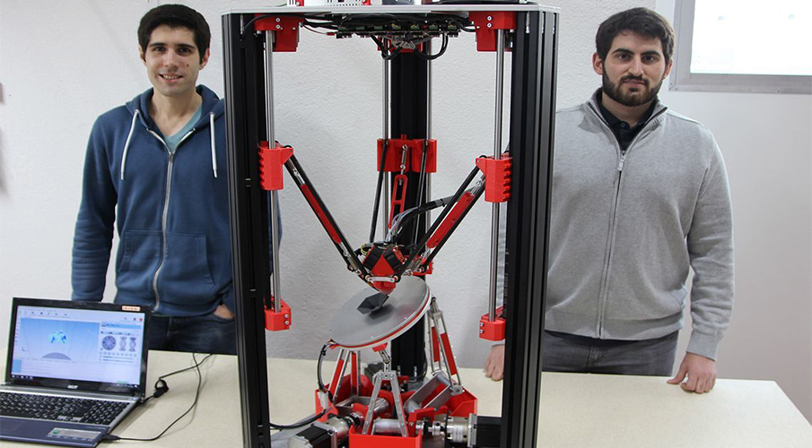 Oliver Tolar and Denis Herrmann with their 6-axis 3D printer