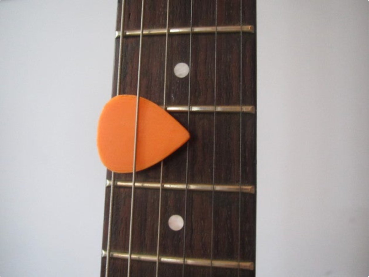 I 3D printed different guitar pick shapes and was surprised with the result  