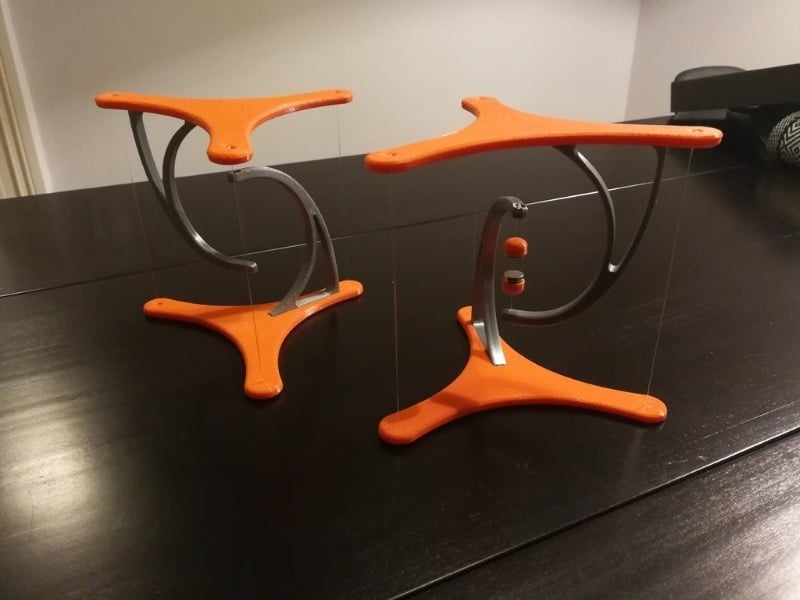 You assemble this model with string (left) or magnets (right)