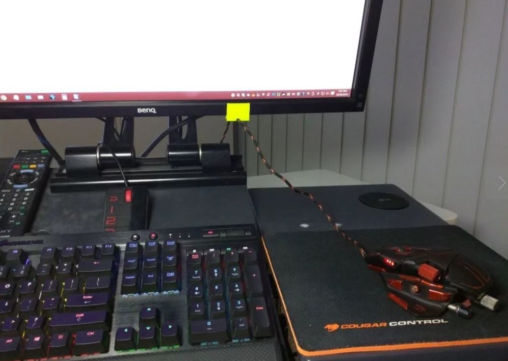 With two cable ties, you can easily attach this bungee to your monitor