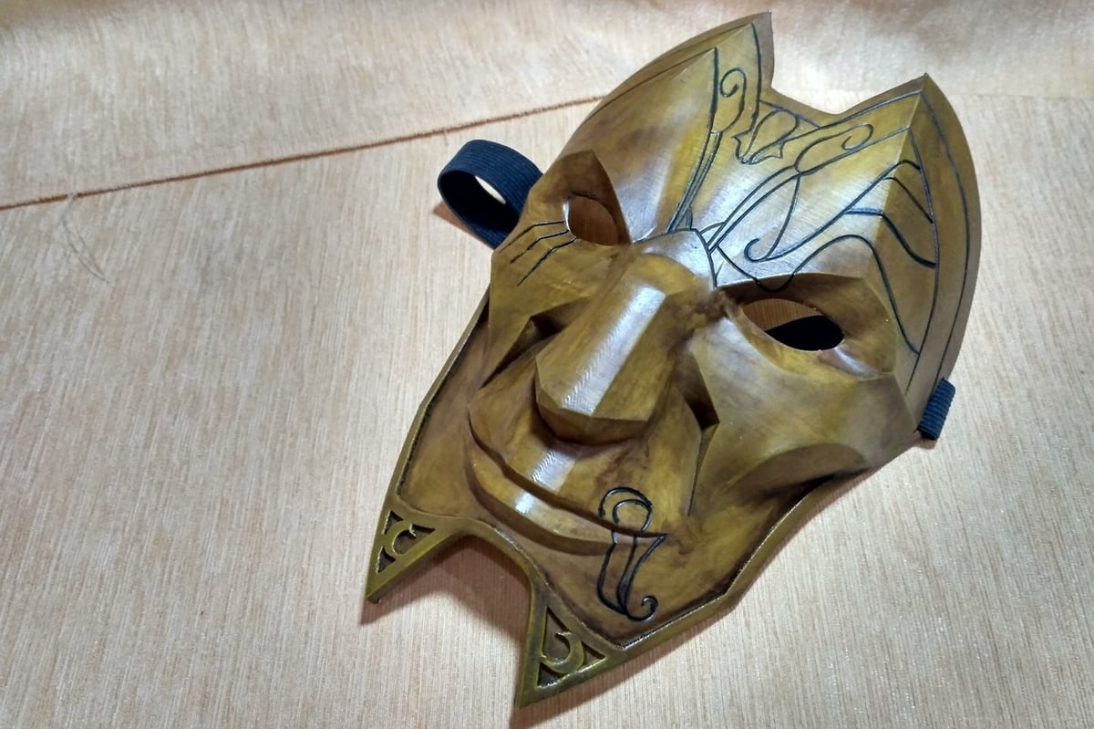 The painted detail on this mask makes it look just like in the game