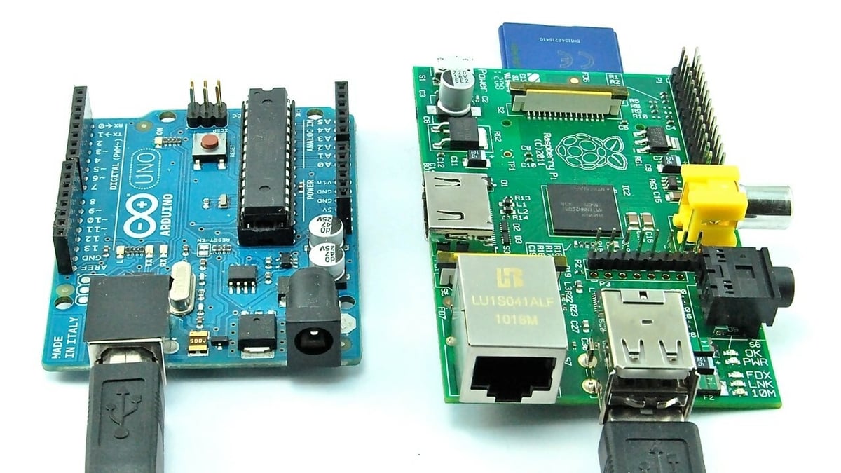 Arduino là một bảng vi điều khiển trong khi Raspberry Pi là máy tính một bảng