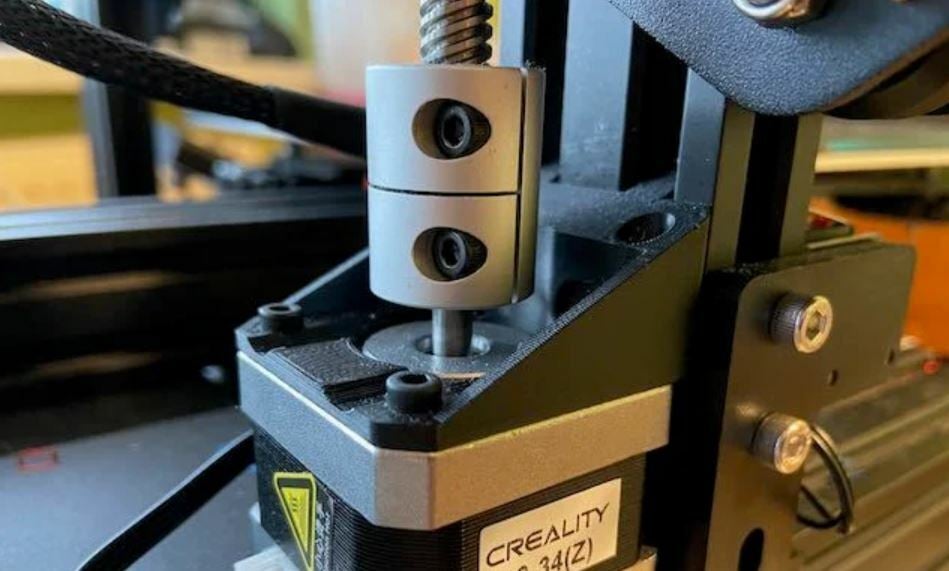 You can 3D print a motor bracket to keep your motor and lead screw straight