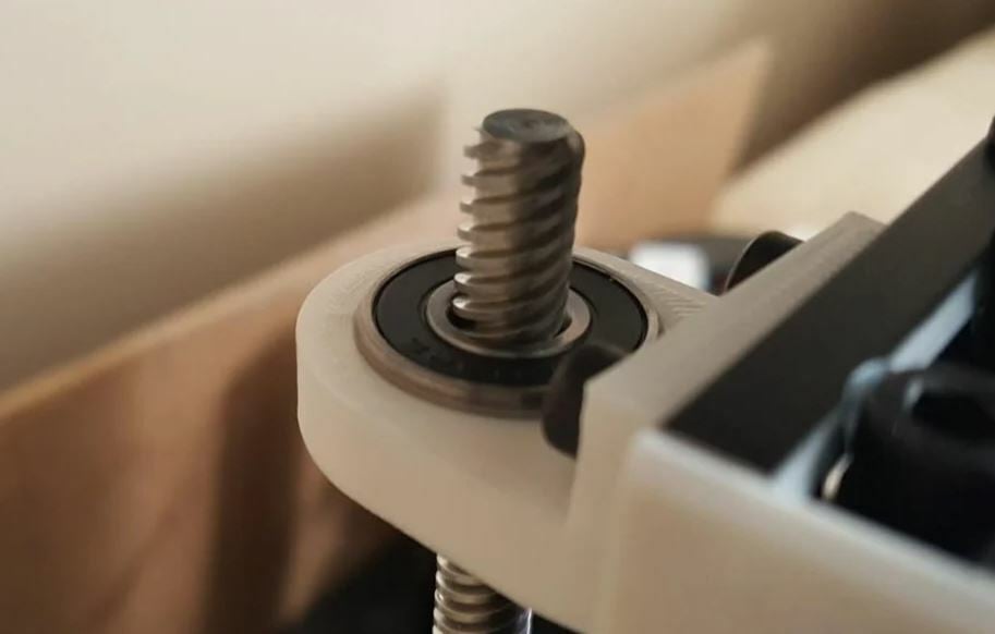 Stabilizer pieces prevent the top of the lead screw from wobbling