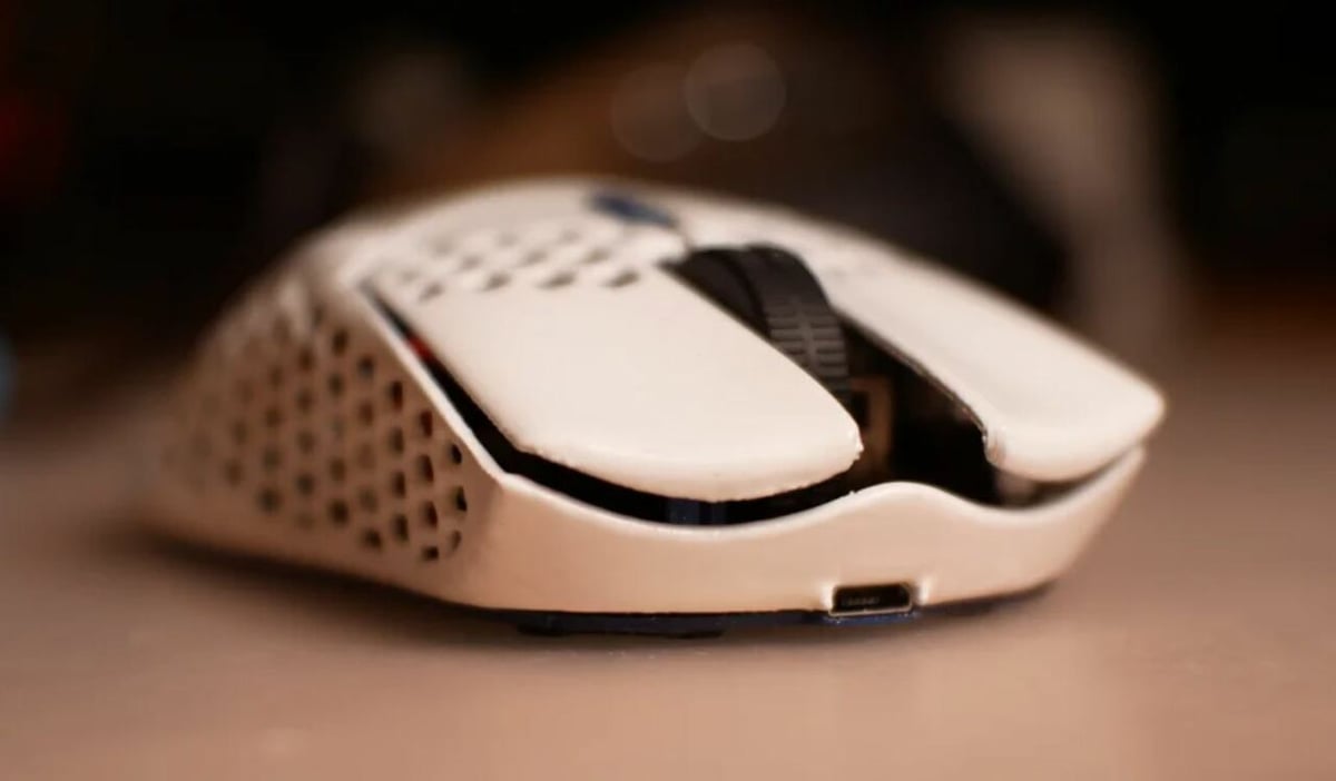 This wireless mouse can be charged with a micro-USB cable