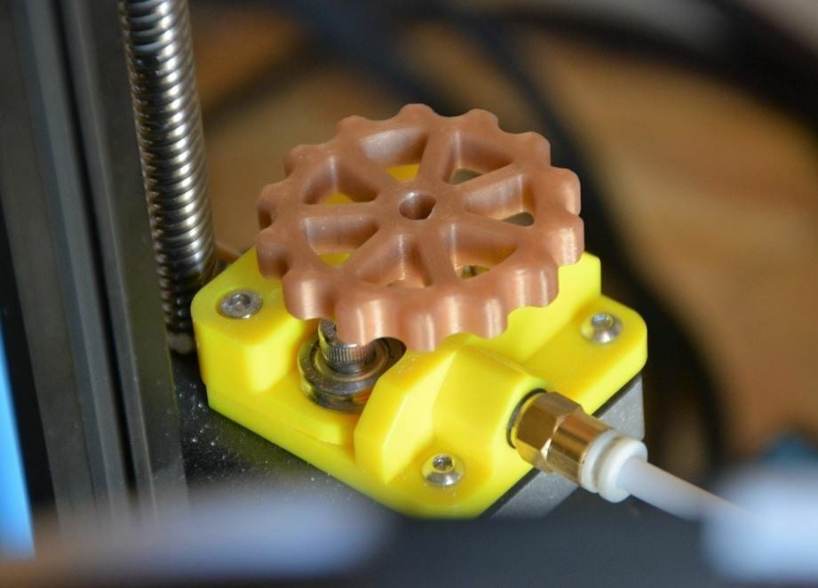 This extruder knob allows you to manually extrude and retract filament