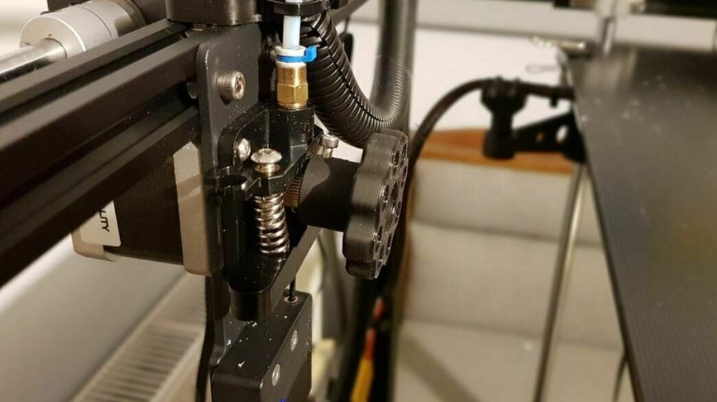 You can manually control your printer's extrusion with this attachable knob