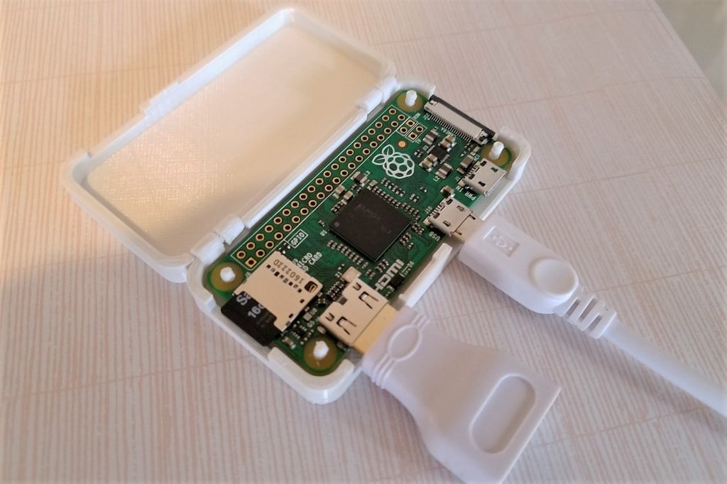 This Raspberry Pi Zero case has a hinge for the lid