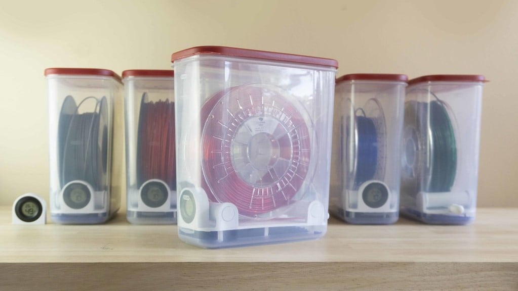 This project uses a Rubbermaid plastic container to store a filament spool
