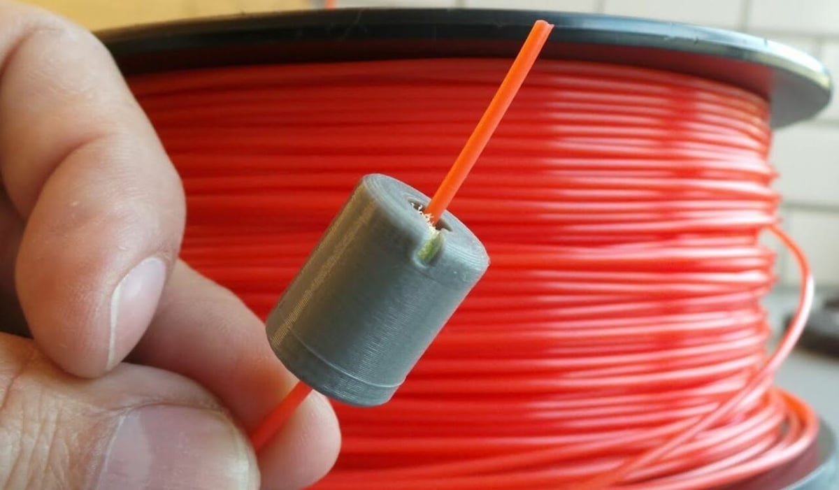 Cleaning clips can help keep grime and other unwanted substances off your filament