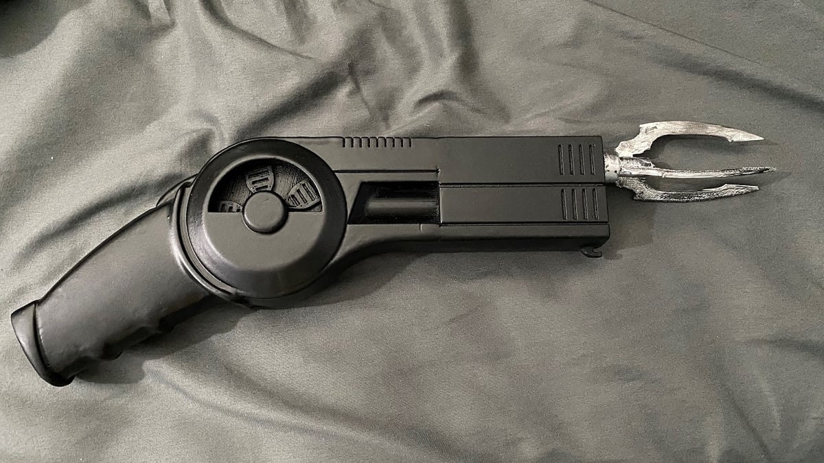 This Grapple Gun replica makes for an excellent cosplay and display prop