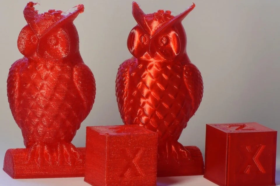 See the difference of printing with wet (left) vs. dry filament (right)